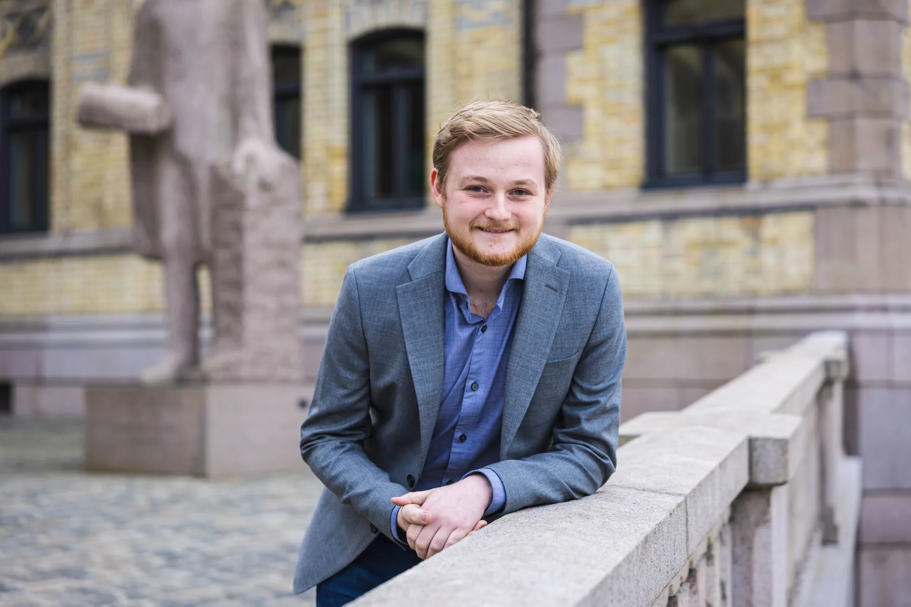 Nikolay Edin Larsen utenfor Stortinget